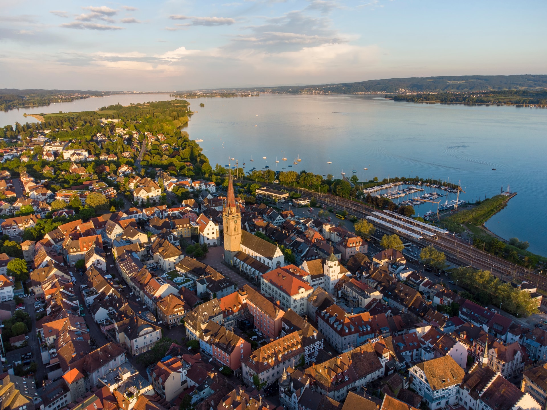 Aerial view of Radolfzell am Bodensee with the Mettnau peninsula, church spire, and lake.