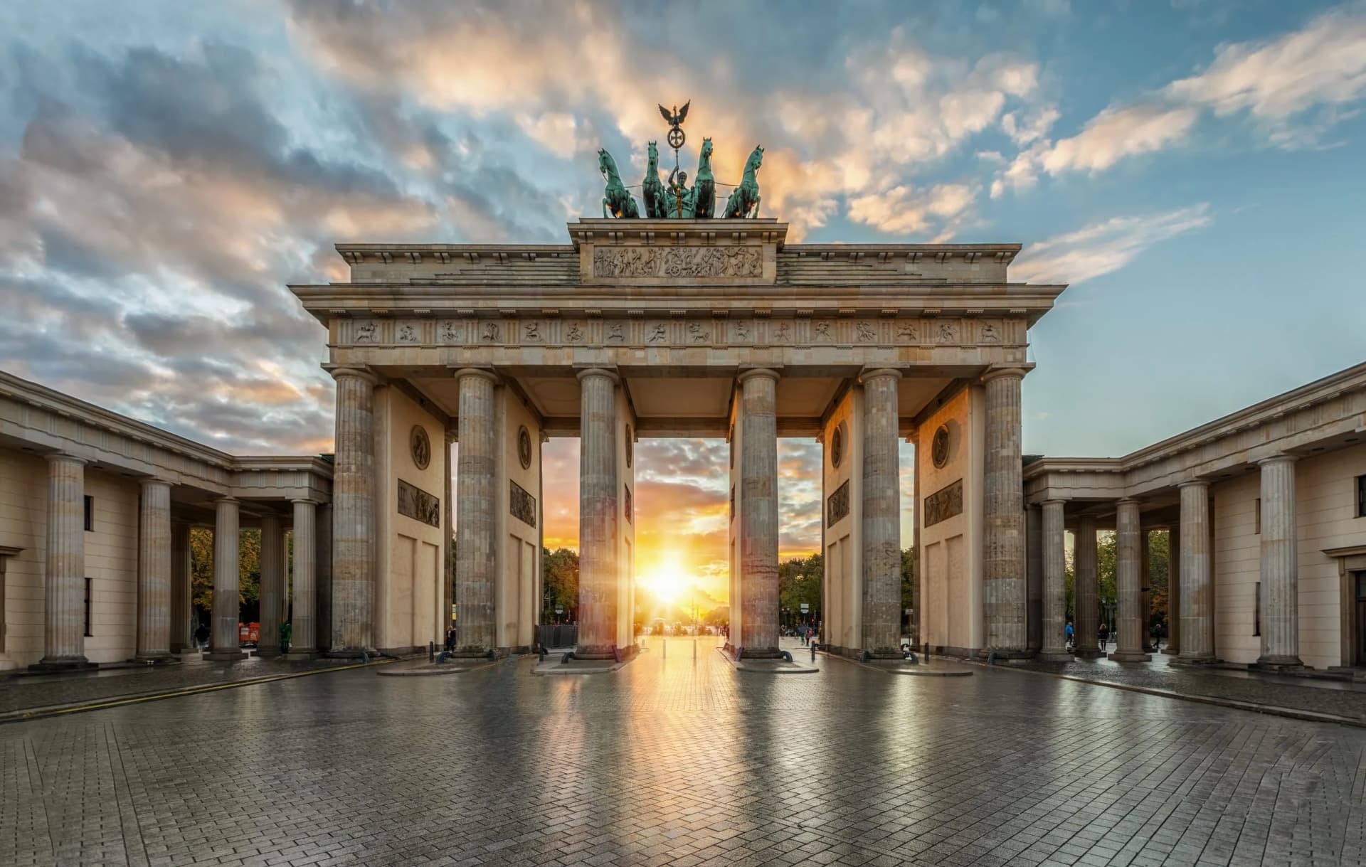 Sonnenuntergang hinter dem Brandenburger Tor in Berlin, Deutschland