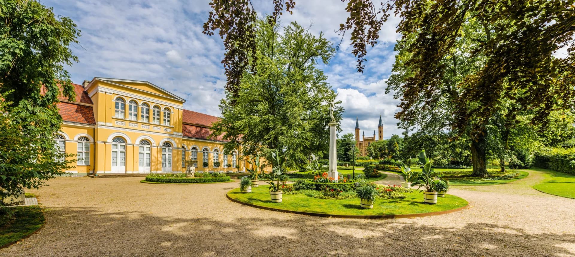Neustrelitz Schlossgarten mit Orangerie und Schlosskirche